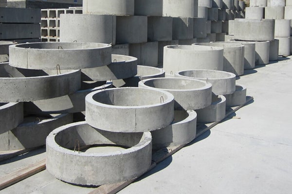 на фото показаны бетонные кольца произведенные на КЗЖБИ №1
